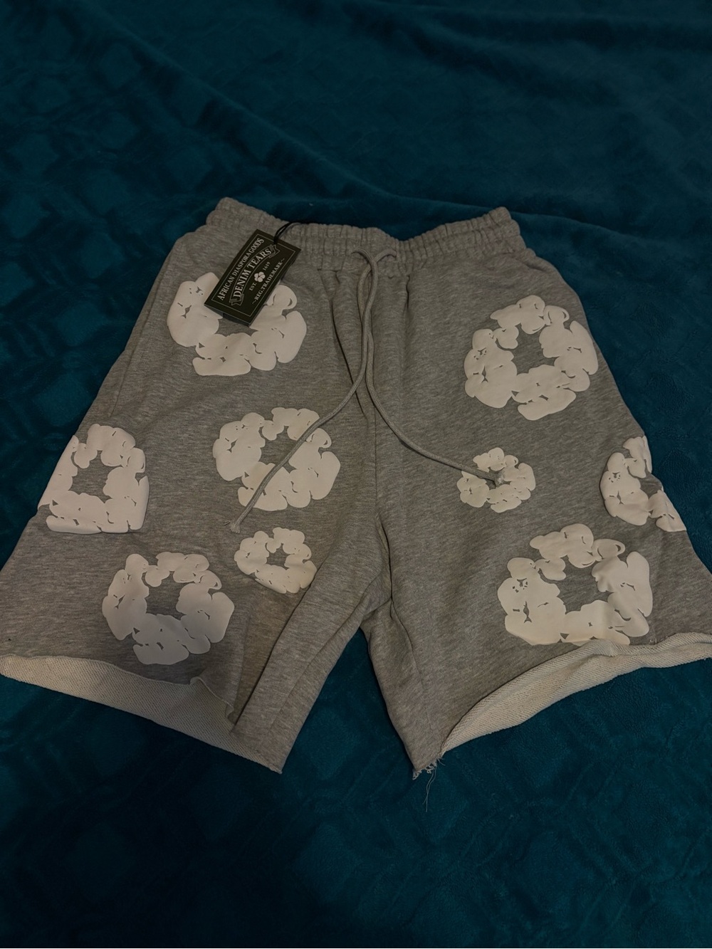 ORIGINAL denim tears white on grey short